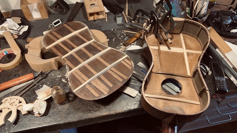 alte gitarre mit zwingen