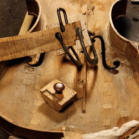 reparatur einer geige