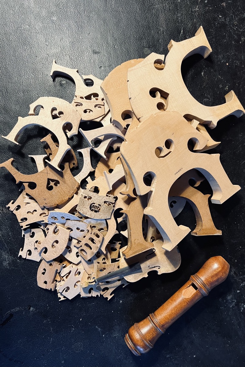 Stege für streichinstrumente, durcheinander auf einem haufen