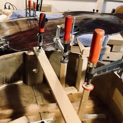 Der Haltestab vom Saitenhalter, mit Buch im Hintergrund