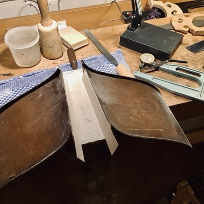 ein kontrabass wird repariert