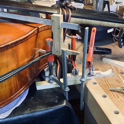 Geschnitzter Eulenkopf der Gambe von vorne