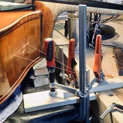 der bau eines Zargenkranzes einer Gambe